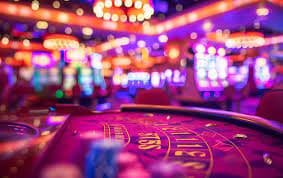 Tampilan meja casino modern dengan lampu neon dan suasana gelap yang elegan